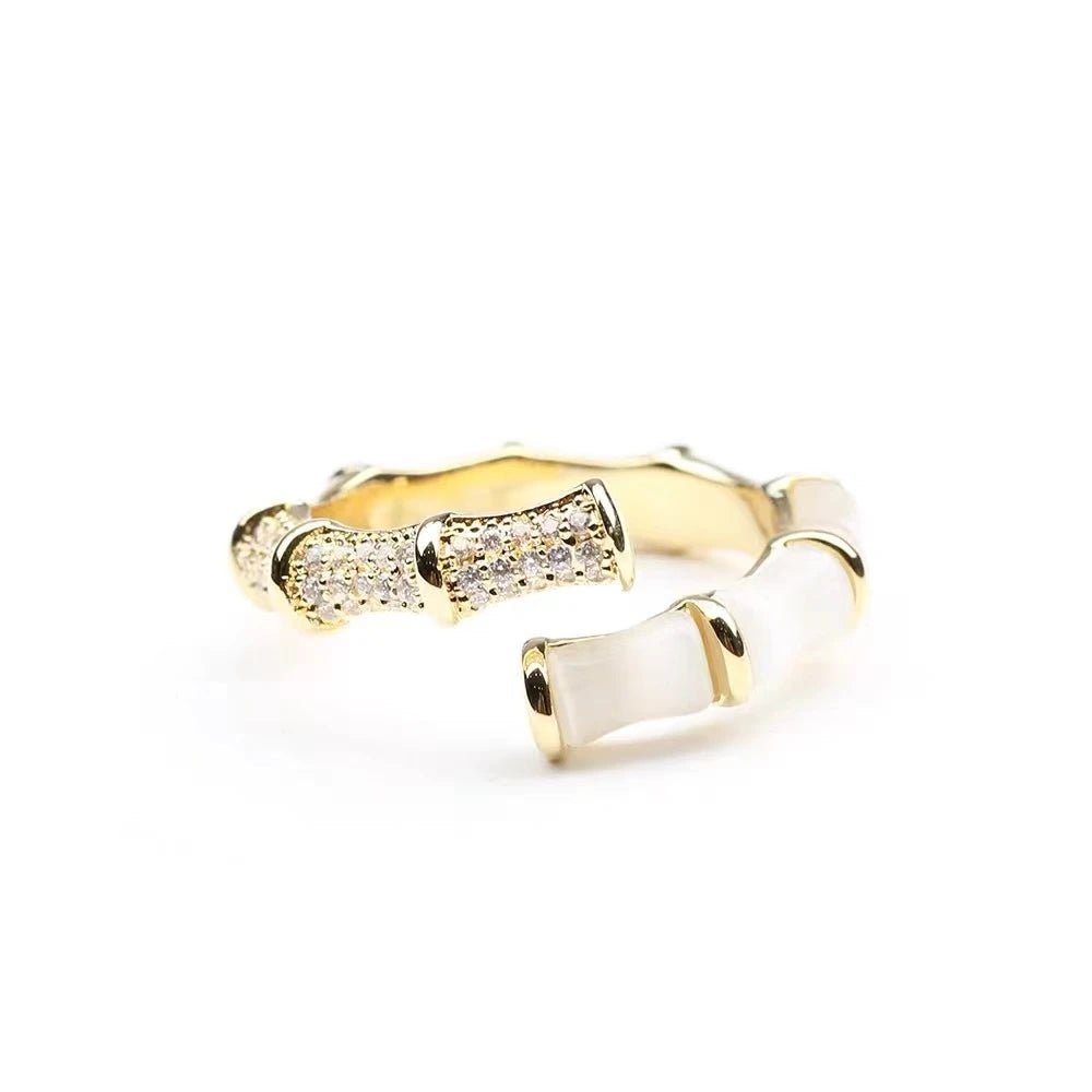 Adjustable gold-plated opal ring featuring a stunning gemstone, perfect for adding elegance to any outfit. 3