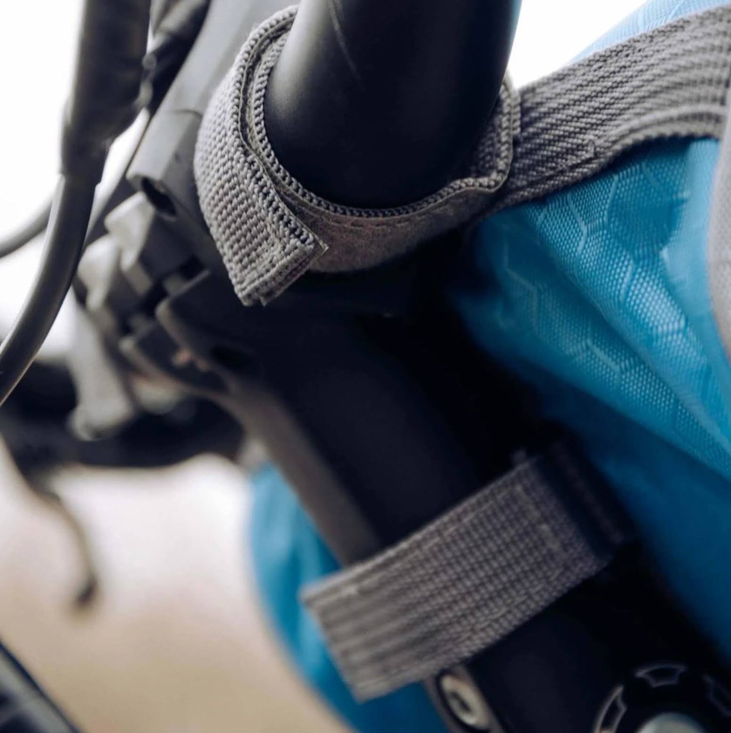 Waterproof bicycle bag with touchscreen window and secure mounting system for bike handlebars, perfect for convenient access to mobile devices while cycling. 8