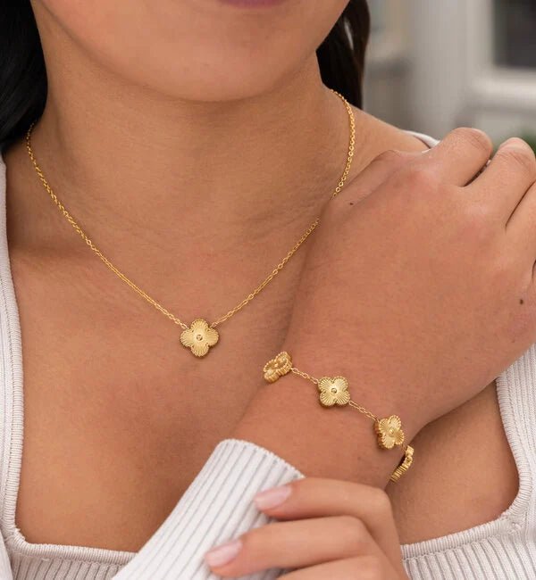 Clover jewelry set featuring an elegant design for modern women, crafted from durable metals and plastics, perfect for adding a stylish touch to any outfit. 1