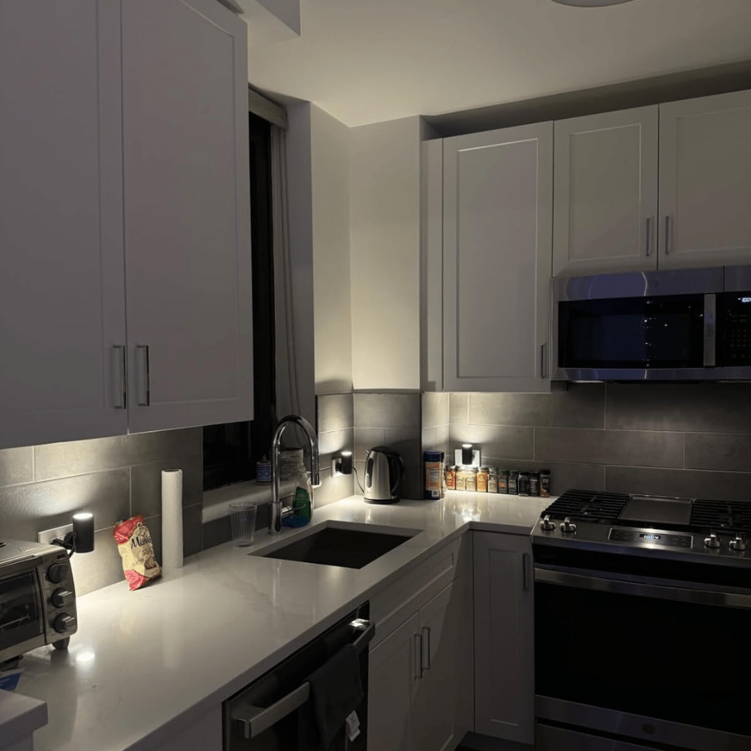 Dimmable LED plug-in lamp with sensor featuring a modern industrial design, ideal for easy installation in any room. 5