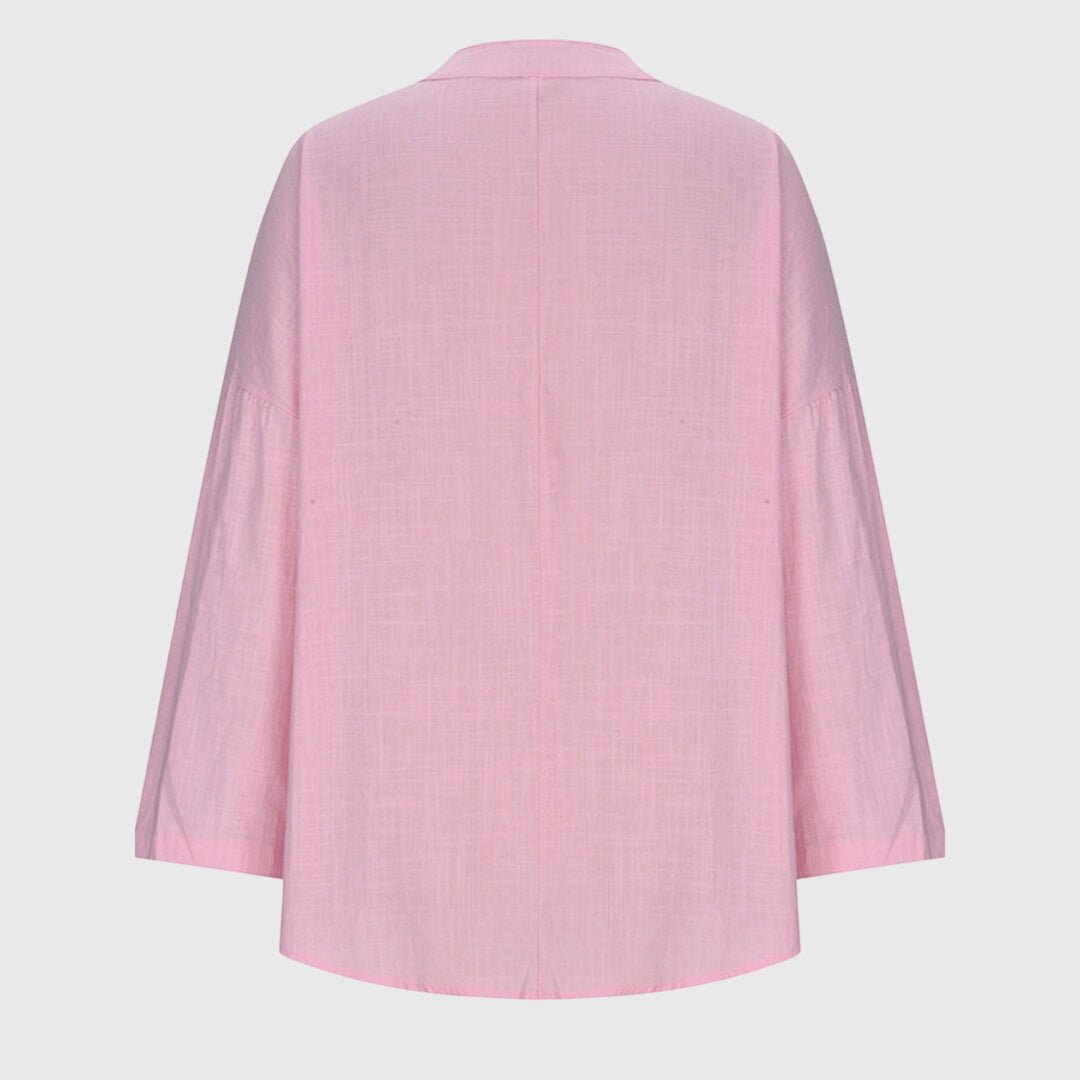 Flowy beach shirt featuring an elegant design, long sleeves, and breathable fabric, perfect for stylish summer outings and beach days. 7