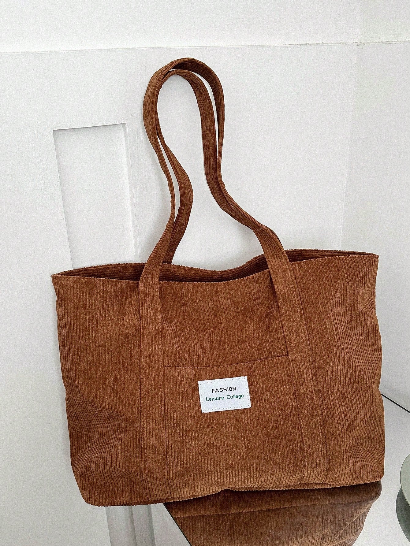 Large corduroy tote bag featuring a retro design, perfect for school and work, offering spacious storage and comfortable everyday use. 12