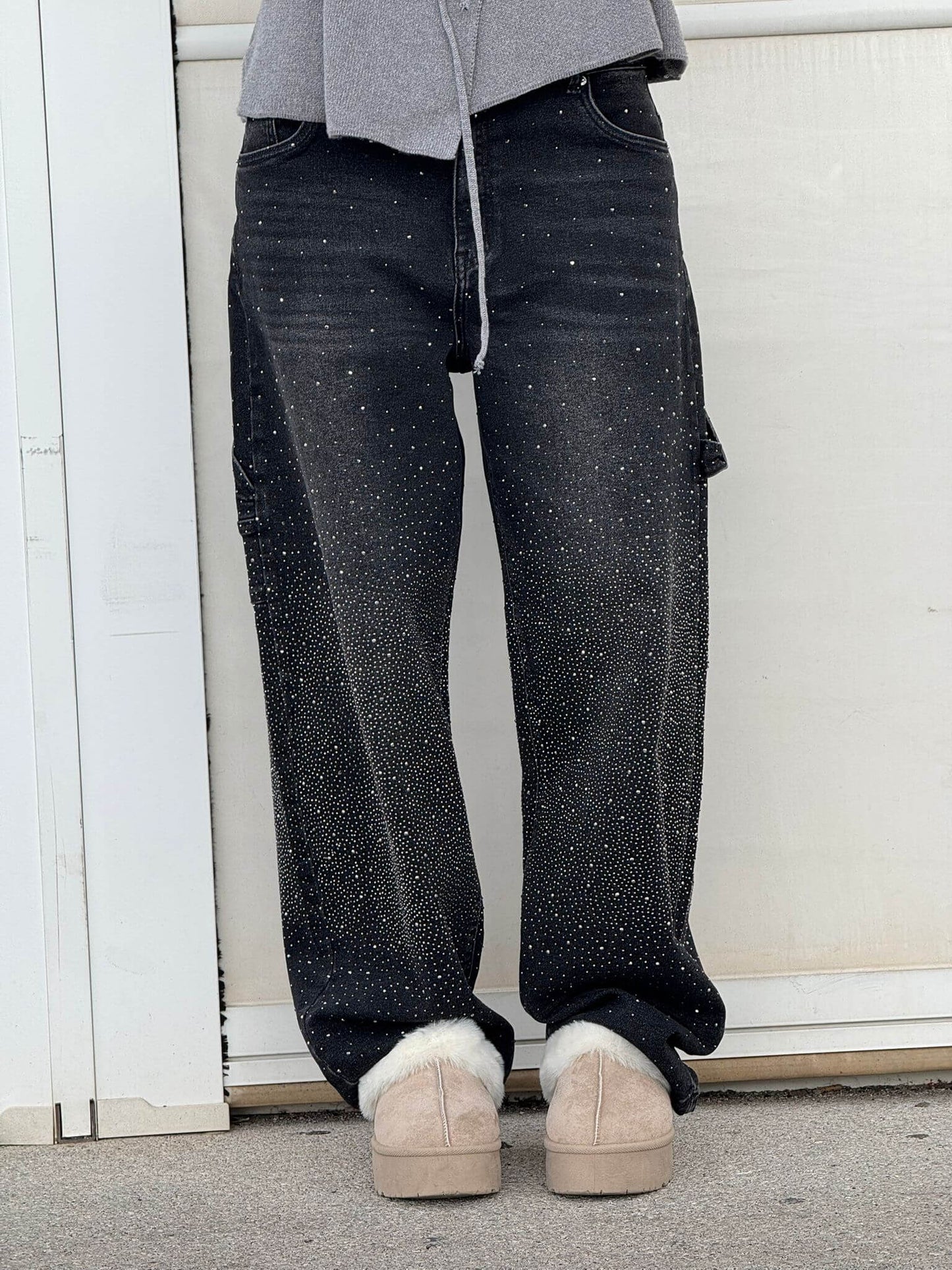 Men's straight-leg jeans featuring a vintage denim feel, designed for all-season comfort and style. 10