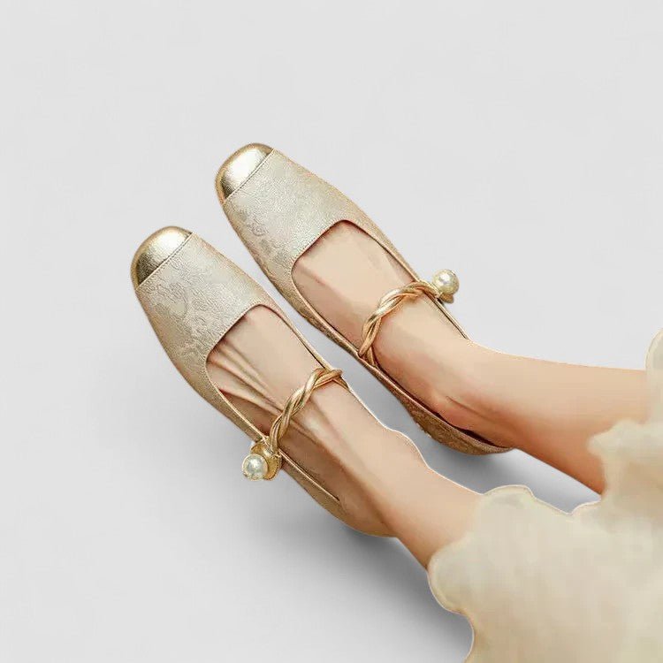 Orthopedic Mary Jane shoes featuring a low block heel, combining vintage charm with modern elegance, perfect for all-day comfort and style. 9