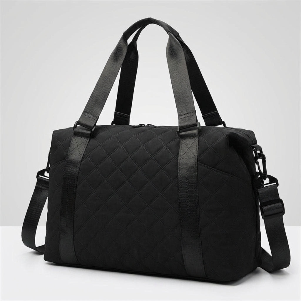 Lightweight quilted weekend bag for women featuring a padded structure and adjustable strap, perfect for stylish travel. 5