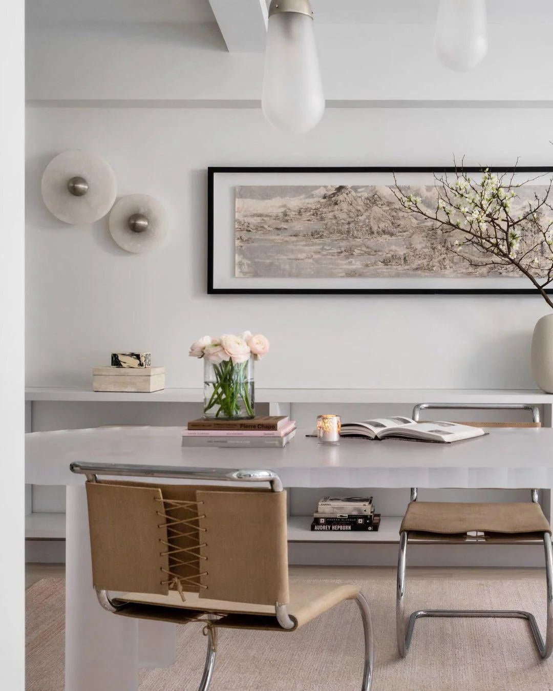 Round wall light featuring a natural alabaster face, available in elegant gold or bronze finish, designed for modern illumination and aesthetic appeal. 8