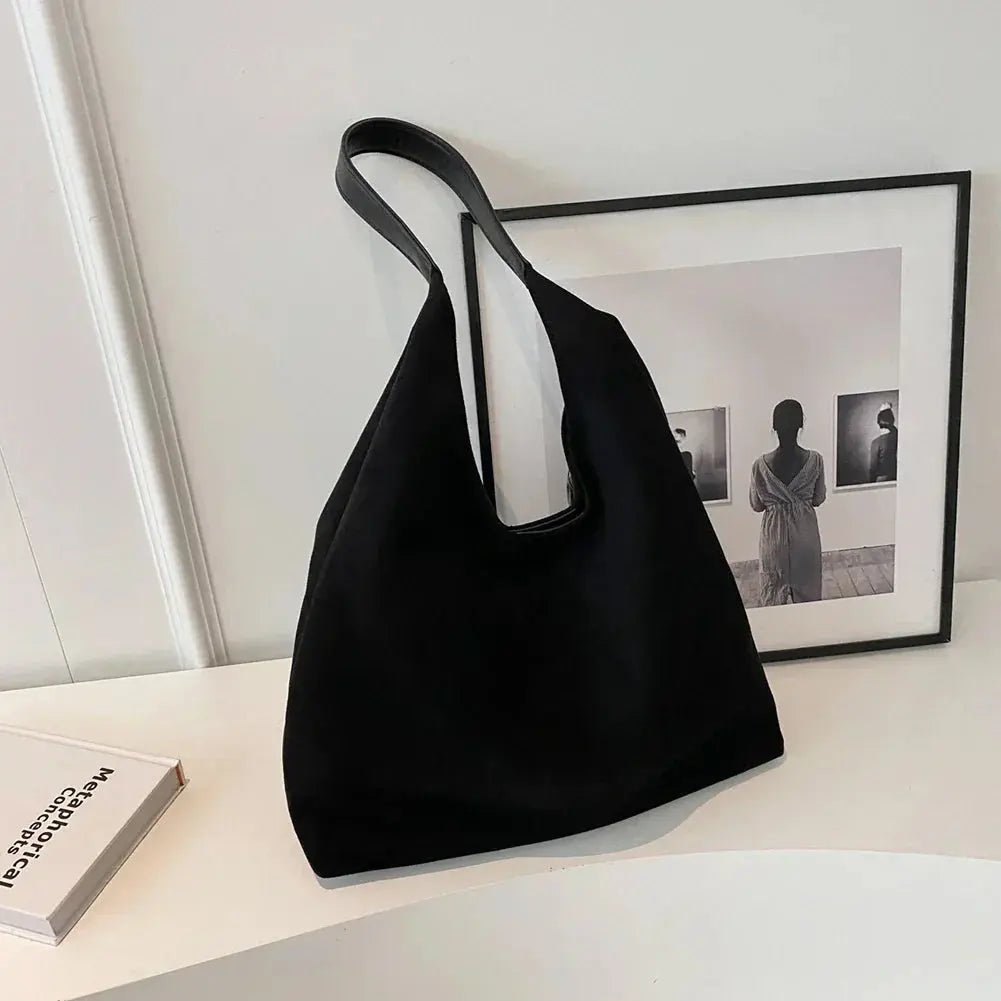 Suede look shoulder bag with adjustable strap, featuring a trendy and spacious design suitable for everyday use. 9