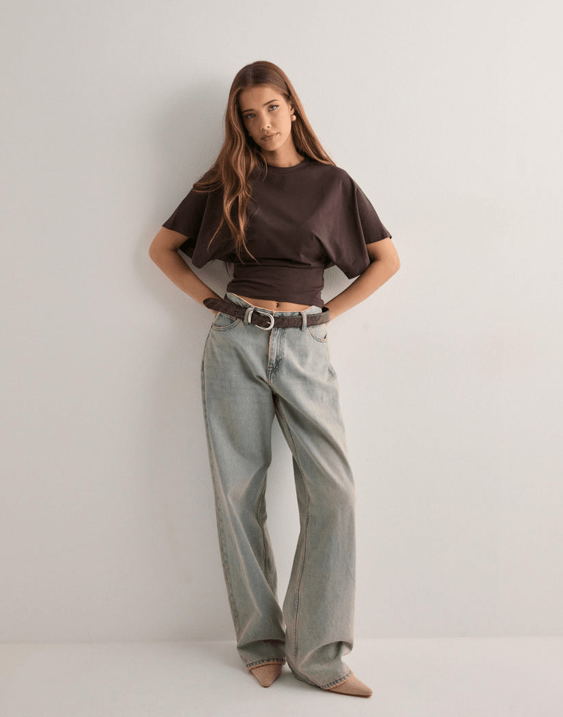 Trendy t-shirt with wide sleeves made from soft, breathable fabric, perfect for a casual style. 3