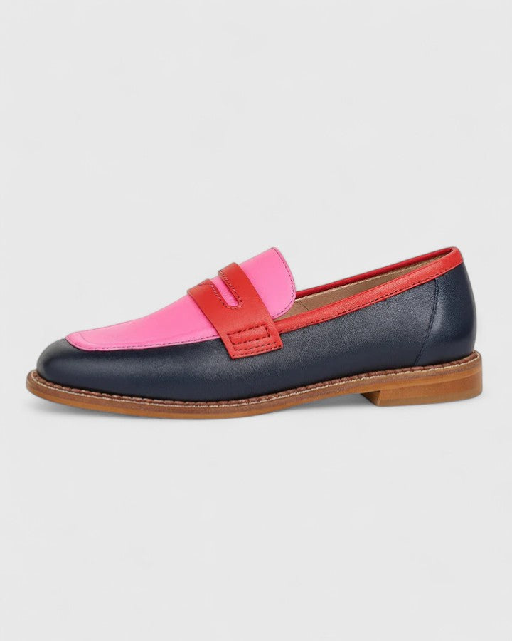 Elegant black leather loafers for women featuring cushioned insoles and a timeless design, perfect for both casual and formal occasions. 1