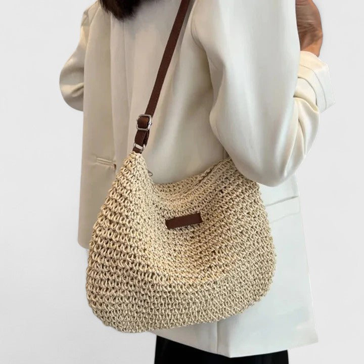 Elegant slouchy bag featuring an adjustable strap and secure zipper closure, perfect for stylish everyday use. 1