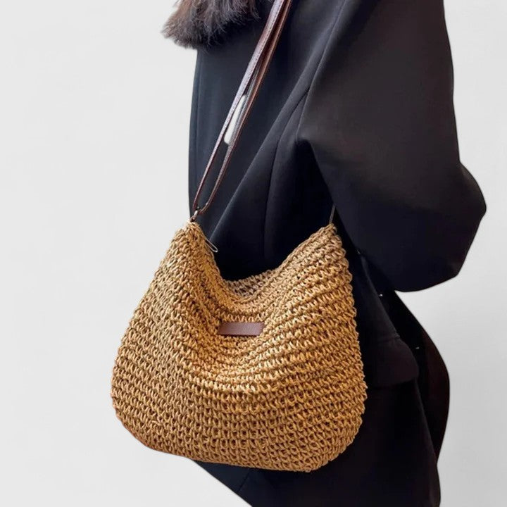 Elegant slouchy bag featuring an adjustable strap and secure zipper closure, perfect for stylish everyday use. 2