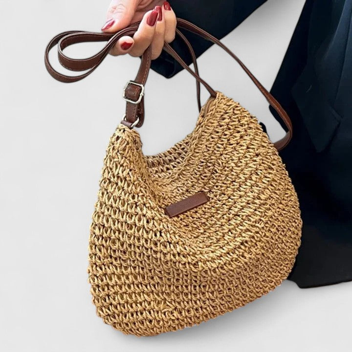 Elegant slouchy bag featuring an adjustable strap and secure zipper closure, perfect for stylish everyday use. 3