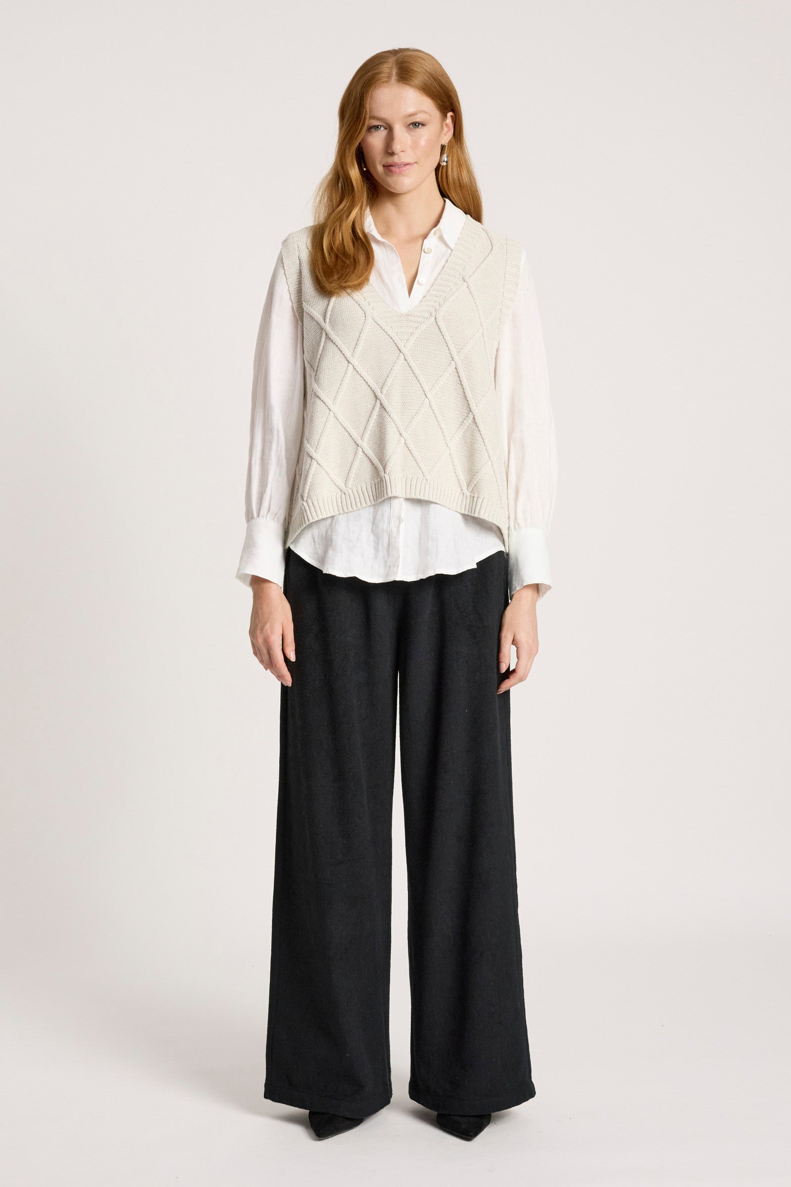 Knit vest featuring a stylish checkerboard pattern and ribbed detailing, designed for women in a soft cotton fabric, with a flattering V-neck, perfect 1