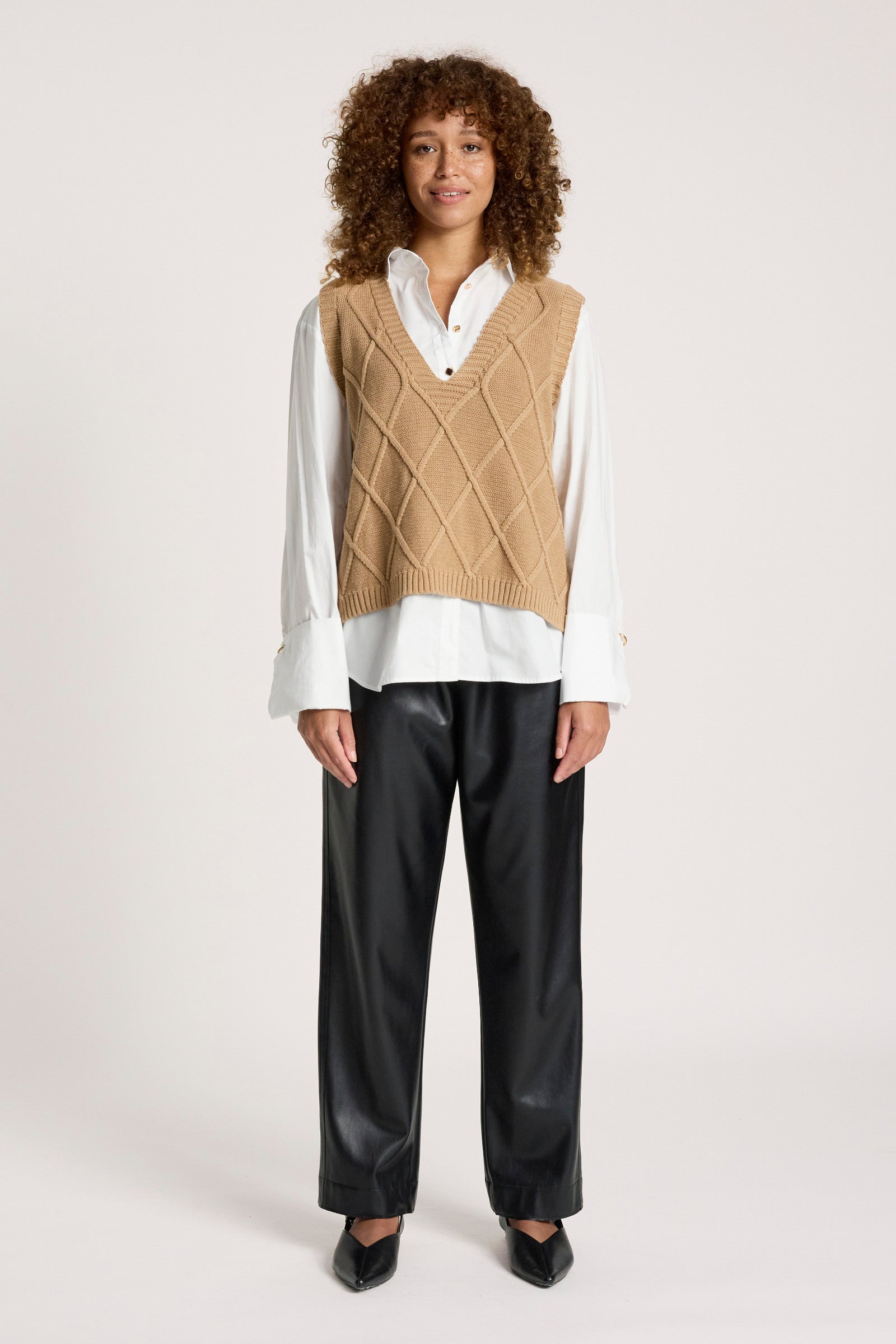 Knitted vest for women featuring a V-neck and checkerboard pattern, made from breathable cotton in a stylish mocha color, perfect for layering. 2