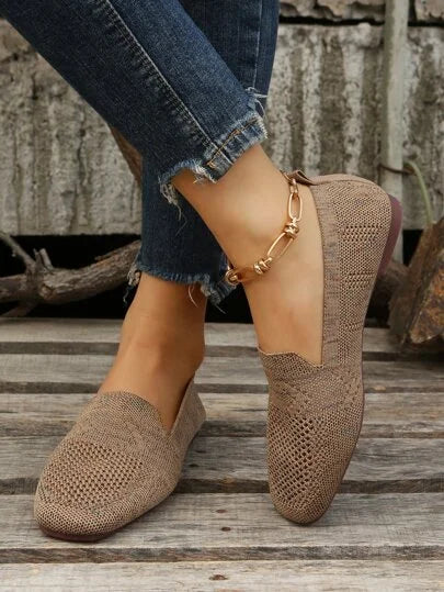 Orthopedic shoes for women featuring targeted support and shock absorption, designed for casual comfort with a stylish appearance. 1