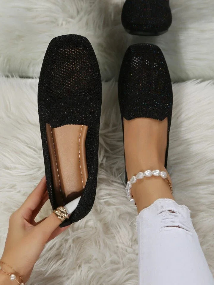 Orthopedic shoes for women featuring targeted support and shock absorption, designed for casual comfort with a stylish appearance. 2