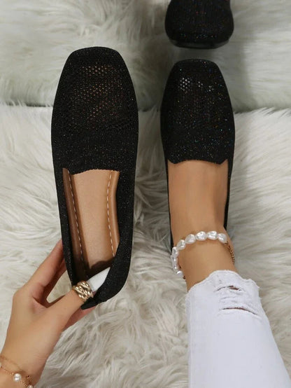 Orthopedic shoes for women featuring targeted support and shock absorption, designed for casual comfort with a stylish appearance. 2