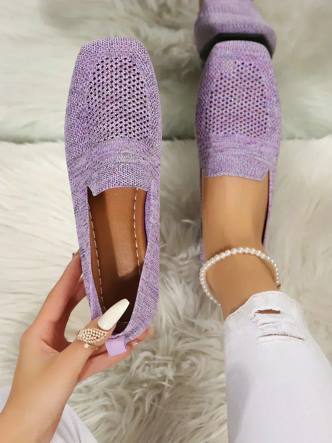 Orthopedic shoes for women featuring targeted support and shock absorption, designed for casual comfort with a stylish appearance. 3