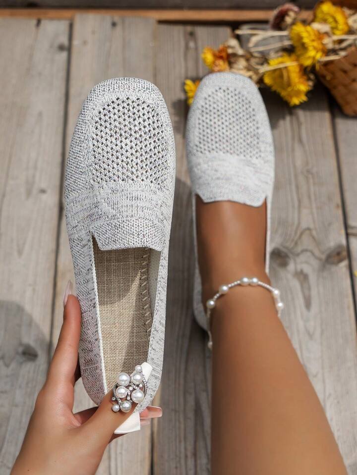 Orthopedic shoes for women featuring targeted support and shock absorption, designed for casual comfort with a stylish appearance. 4