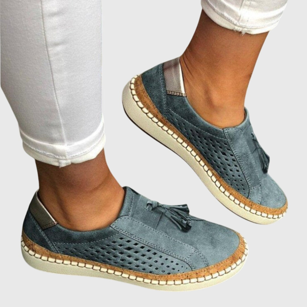 Orthopedic slip-on shoes featuring arch support and a breathable design, perfect for comfortable summer wear. 2