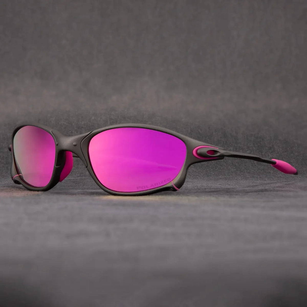 Polarized sports sunglasses featuring red mirrored lenses and UV400 protection, designed with a lightweight metal frame, ideal for cycling and outdoor activities. 0