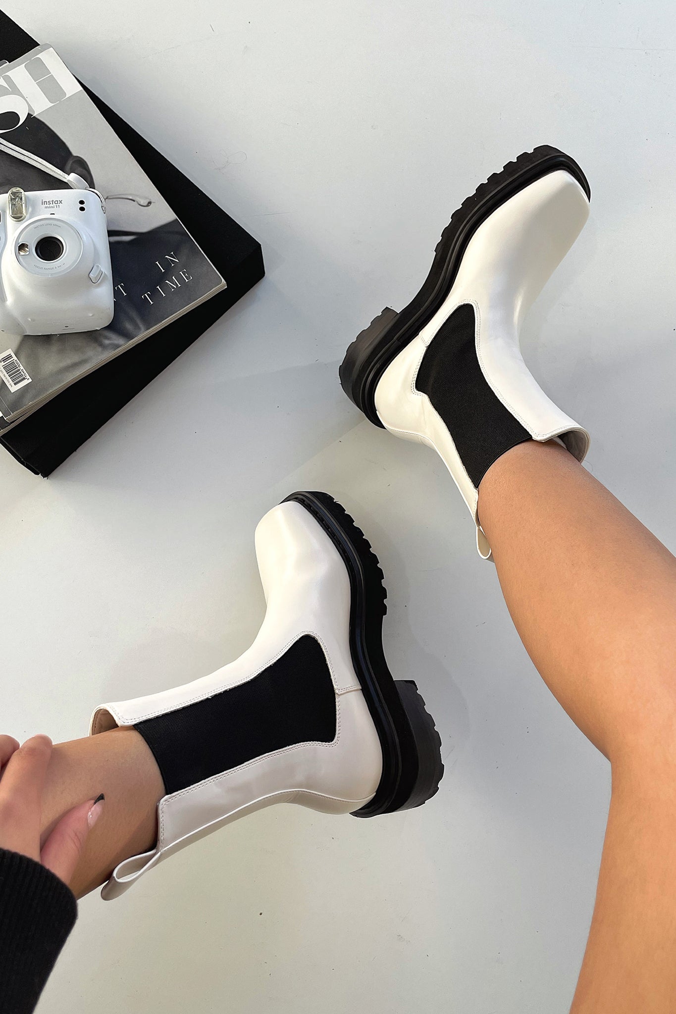 White ankle boots for women featuring a cushioned interior, designed for modern elegance and comfort, perfect for versatile styling. 0