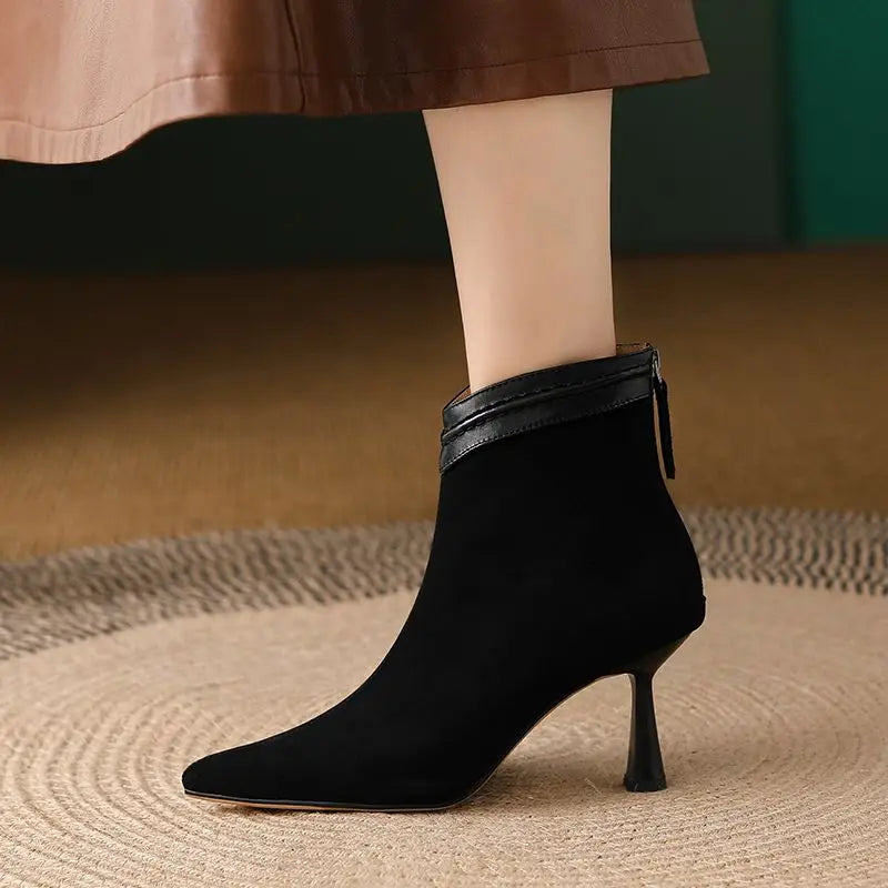 Women's black ankle boots featuring a supportive sole and a sleek comfort design, perfect for everyday wear. 2