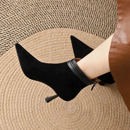 Women's black ankle boots featuring a supportive sole and a sleek comfort design, perfect for everyday wear. 4