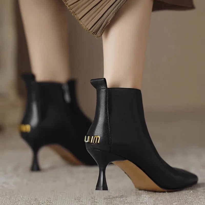 Elegant black women's boots featuring a slender kitten heel and pointed toe, designed for all-day comfort and style. 2