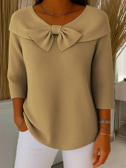 Women's fitted sweater with bow detail in soft fabric, featuring a cozy minimalist design perfect for an elegant autumn style. 2