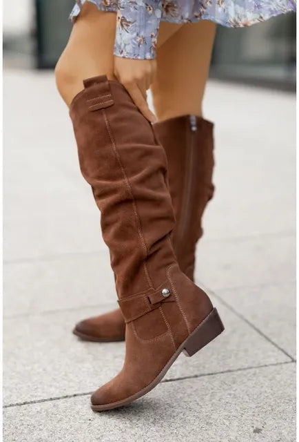 Women's leather boots featuring an elegant design, perfect for versatile everyday and formal wear, showcasing timeless style and sophistication. 3