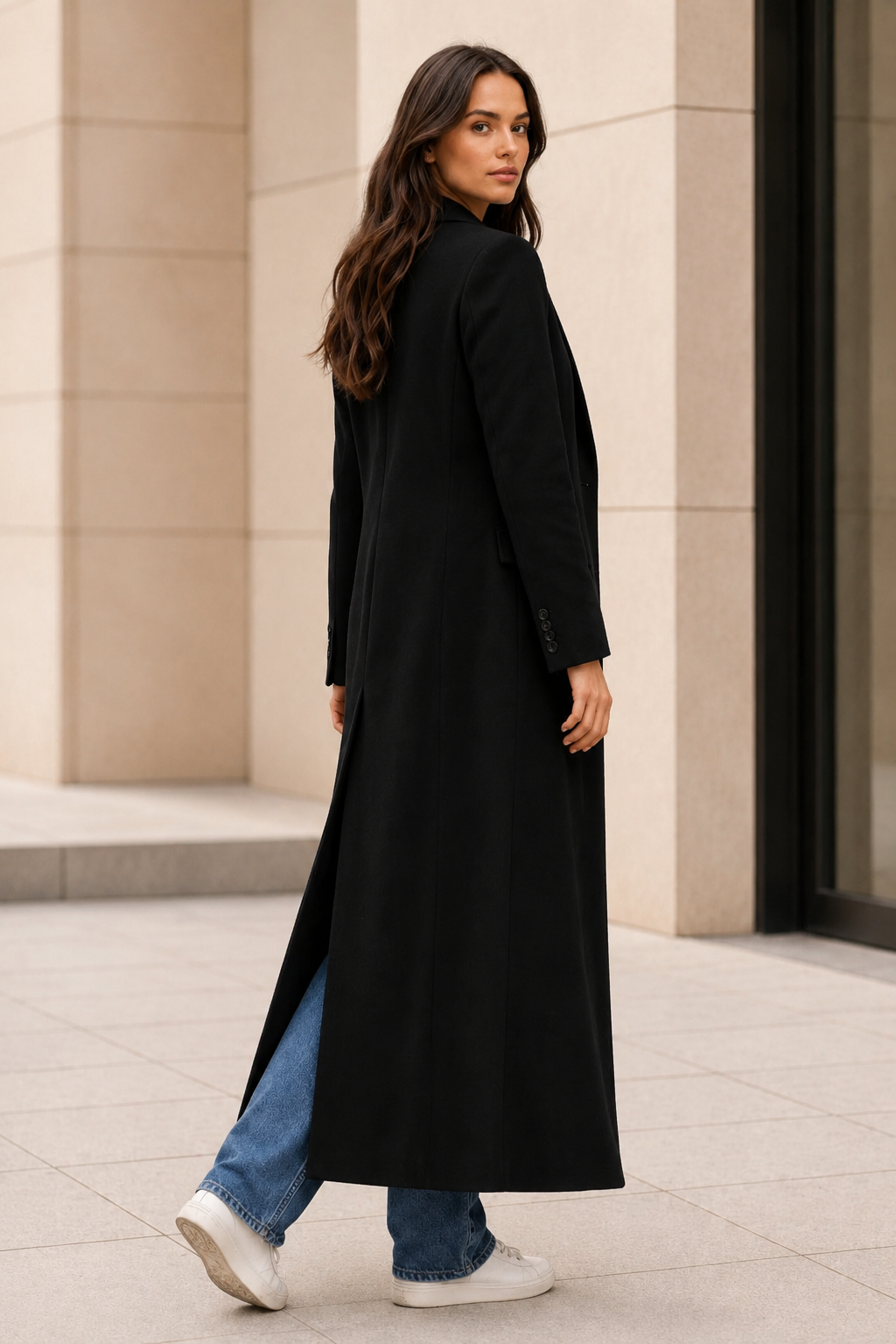 Women's long maxi coat featuring a tailored silhouette, perfect for minimalist winter style, ideal for everyday and evening wear. 2