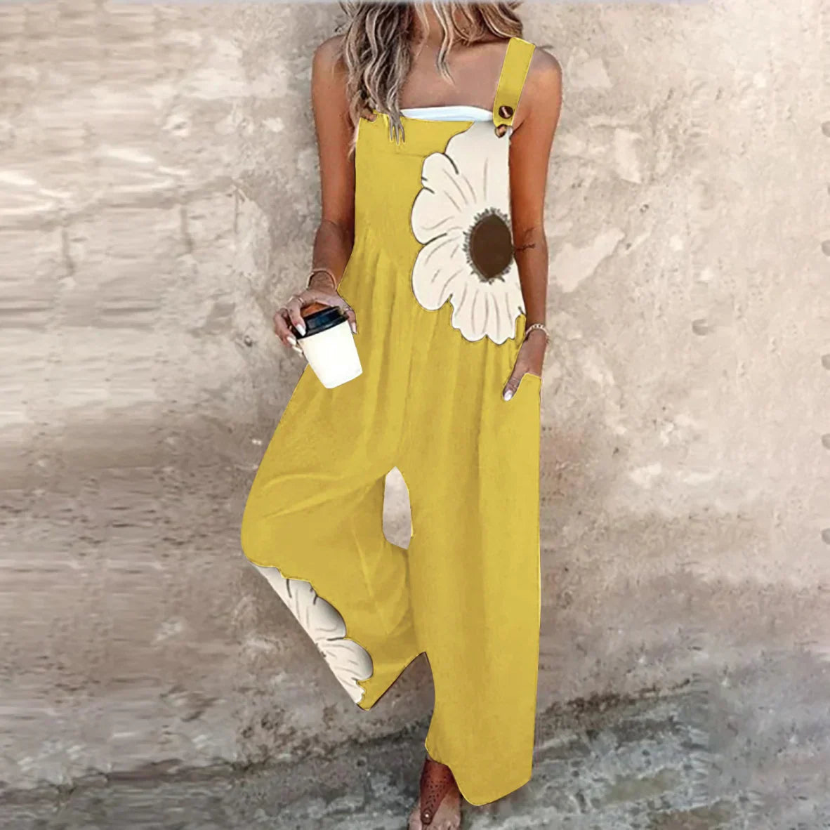 Women's overalls featuring adjustable straps, a loose fit with wide legs, made from lightweight fabric, perfect for casual everyday wear. 4