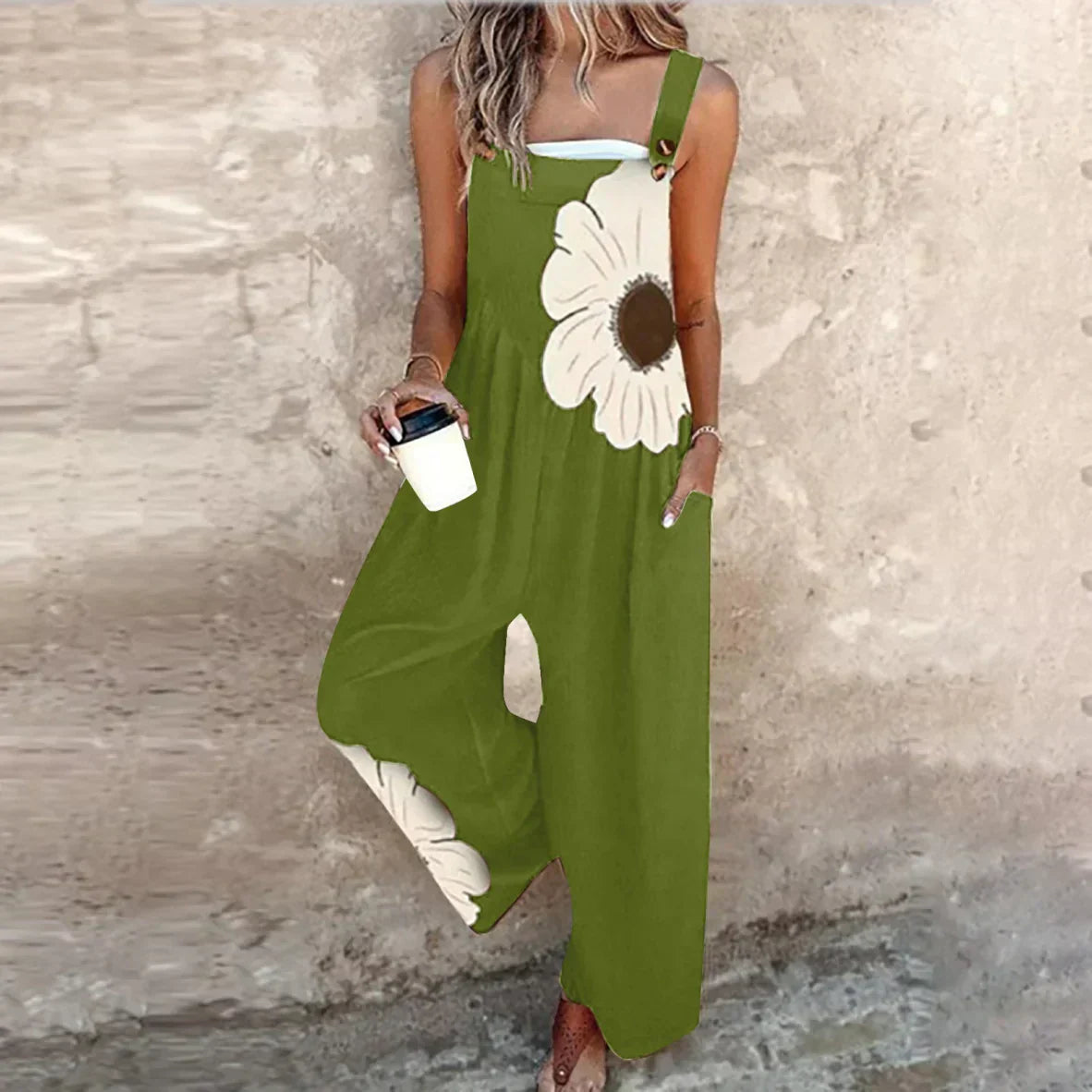 Women's overalls featuring adjustable straps, a loose fit with wide legs, made from lightweight fabric, perfect for casual everyday wear. 6