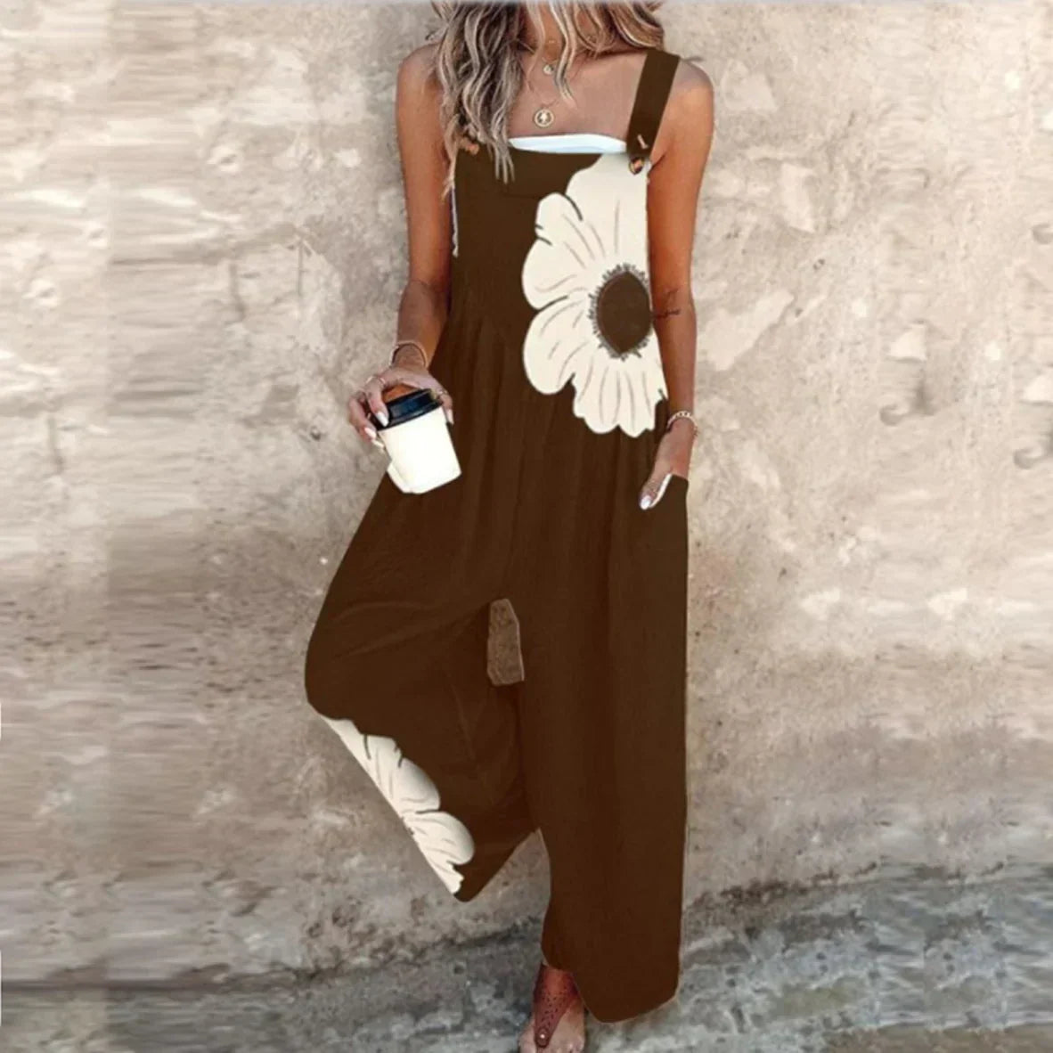 Women's overalls featuring adjustable straps, a loose fit with wide legs, made from lightweight fabric, perfect for casual everyday wear. 8