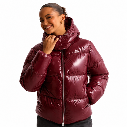 Women's quilted jacket featuring a removable hood, water-repellent fabric, and a modern design, perfect for stylish winter wear. 3