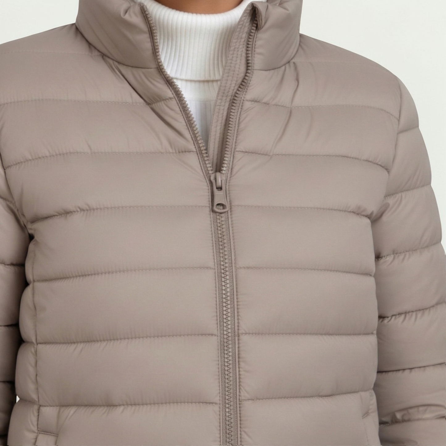 Women's lightweight quilted jacket in a slim fit, featuring a stylish neutral tone, perfect for casual outings and versatile layering. 1