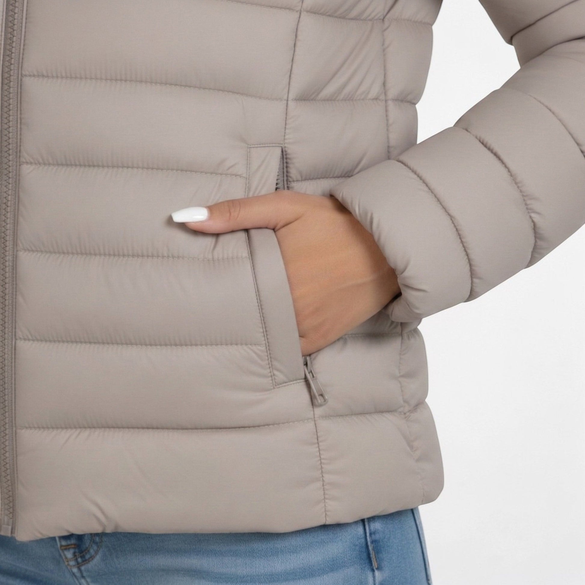 Women's lightweight quilted jacket in a slim fit, featuring a stylish neutral tone, perfect for casual outings and versatile layering. 2