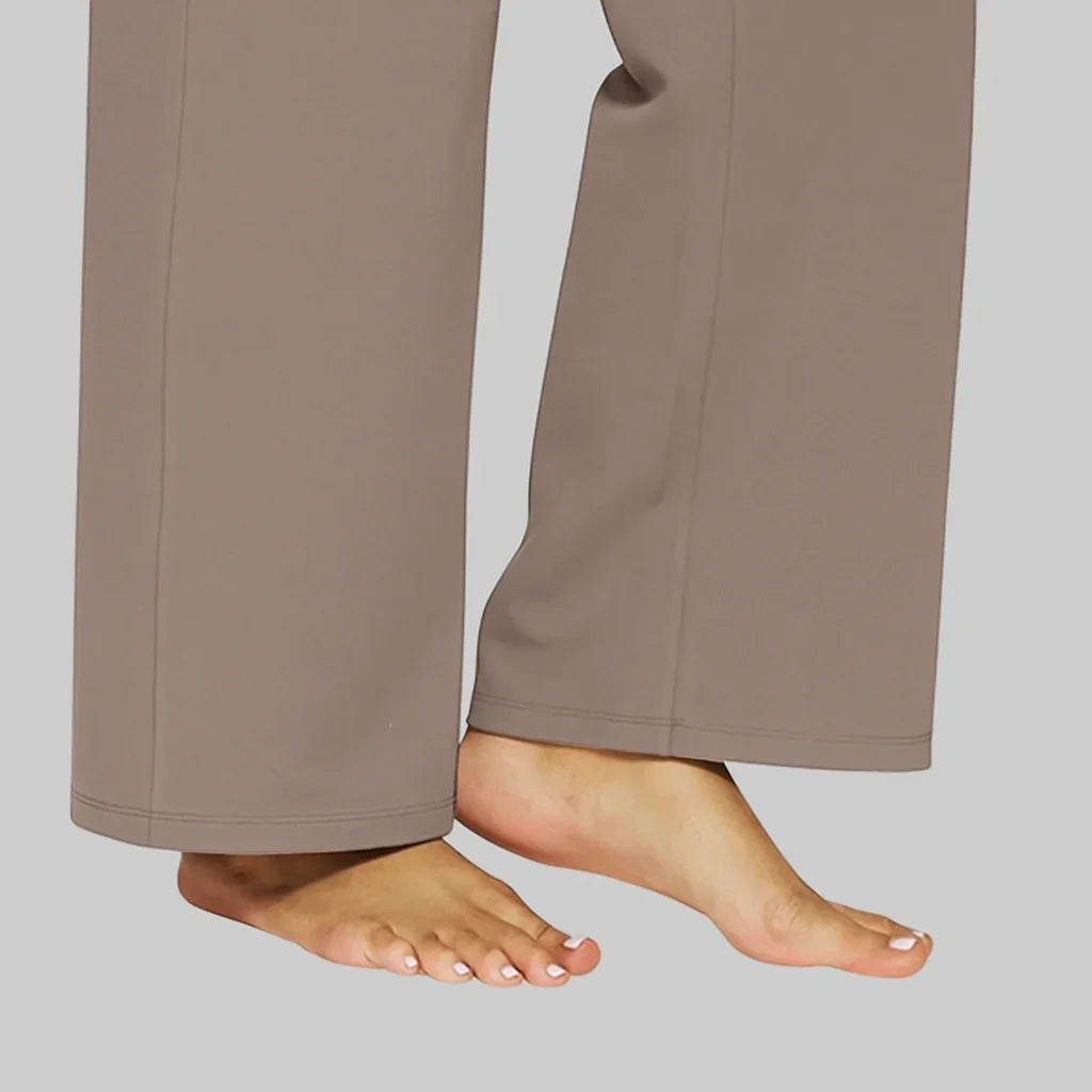 Women's stretch pants featuring a high waist design and deep pockets, crafted for comfort with wrinkle-free fabric, perfect for casual outings and workouts. 2