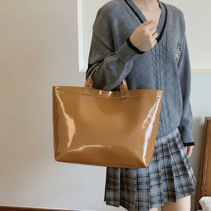 Women's structured tote bag made of durable synthetic leather, featuring spacious carry space and available in multiple colors, ideal for everyday use and stylish outings. 5