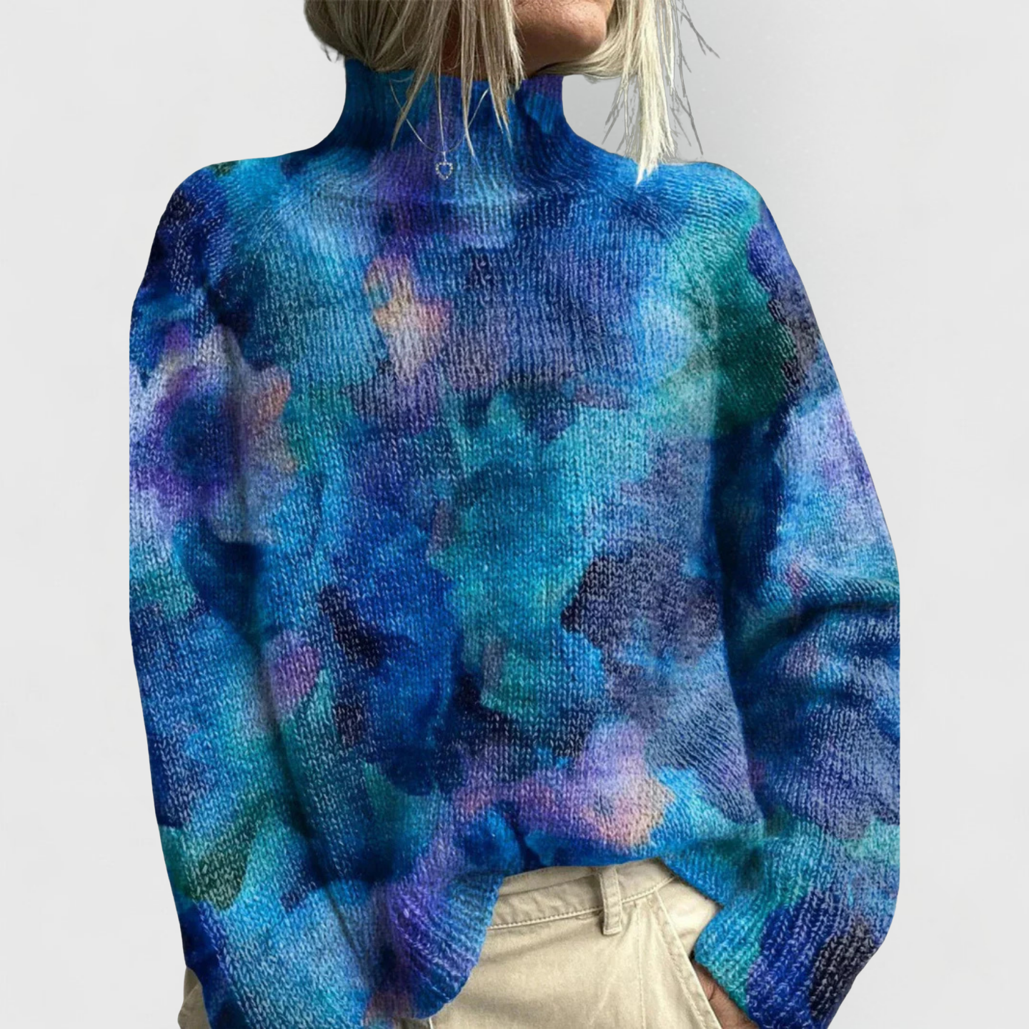 Women's elegant green turtleneck sweater with a relaxed fit and ribbed details, perfect for stylish layering in cooler weather. 2