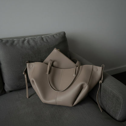 Women's vintage tote bag featuring a spacious interior, made from durable fabric, perfect for everyday carry as a large shoulder handbag. 2