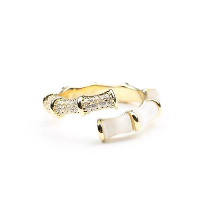 Adjustable gold-plated opal ring featuring a stunning gemstone, perfect for adding elegance to any outfit. 3