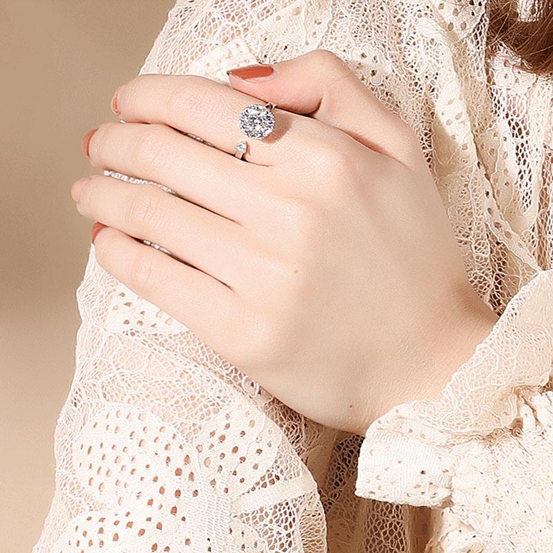 Adjustable silver ring featuring a rotating zircon crystal, designed for elegance and versatility in jewelry. 2