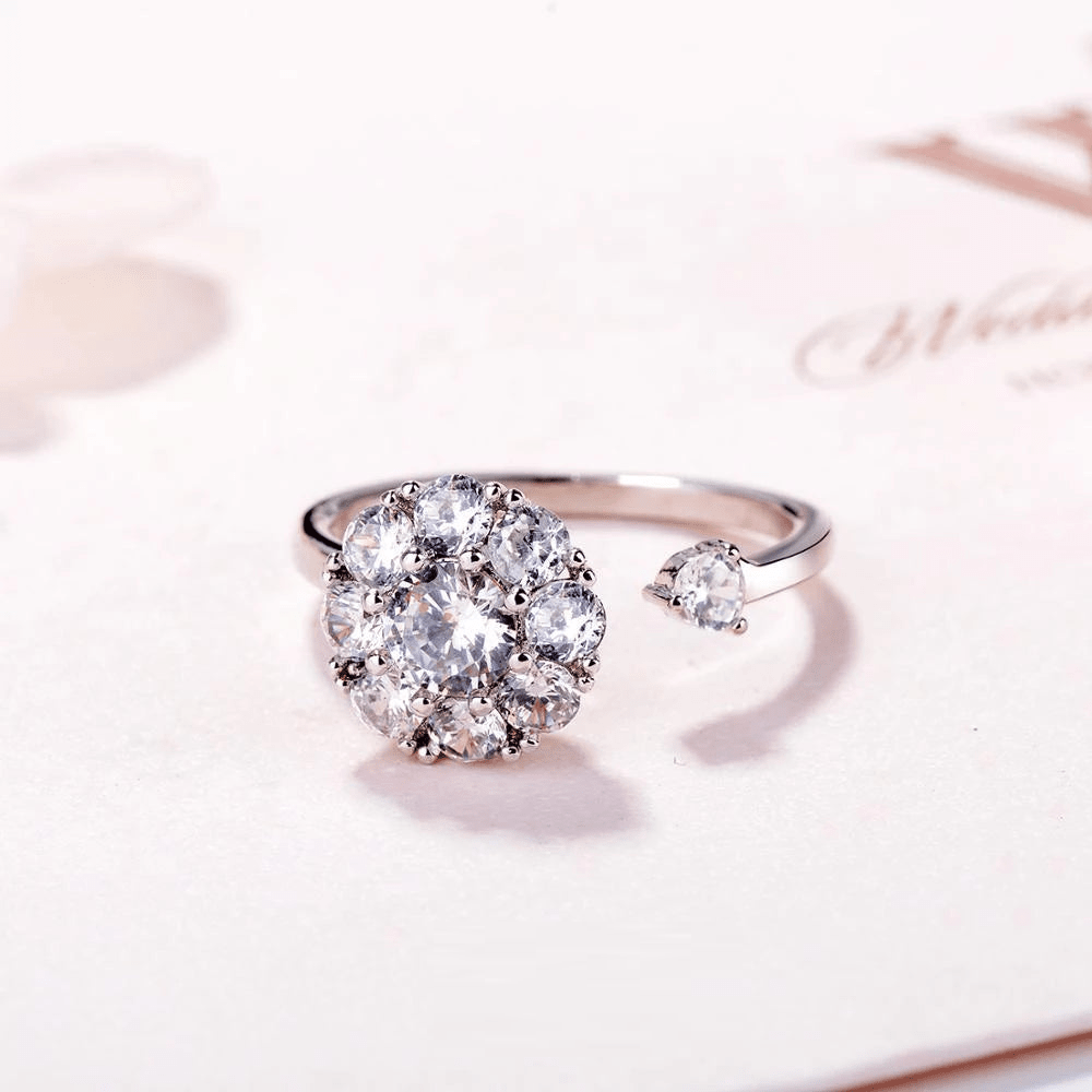 Adjustable silver ring featuring a rotating zircon crystal, designed for elegance and versatility in jewelry. 0