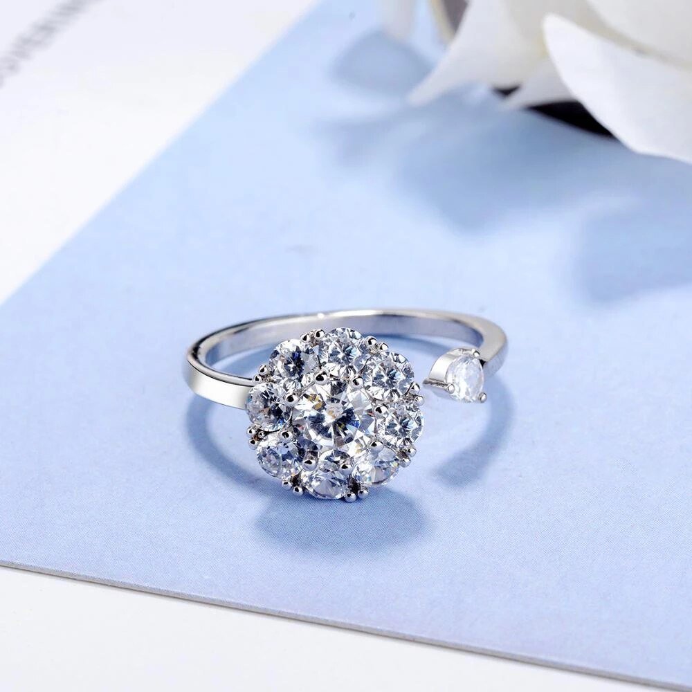 Adjustable silver ring featuring a rotating zircon crystal, designed for elegance and versatility in jewelry. 5