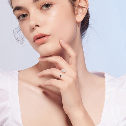 Adjustable silver ring featuring a rotating zircon crystal, designed for elegance and versatility in jewelry. 4