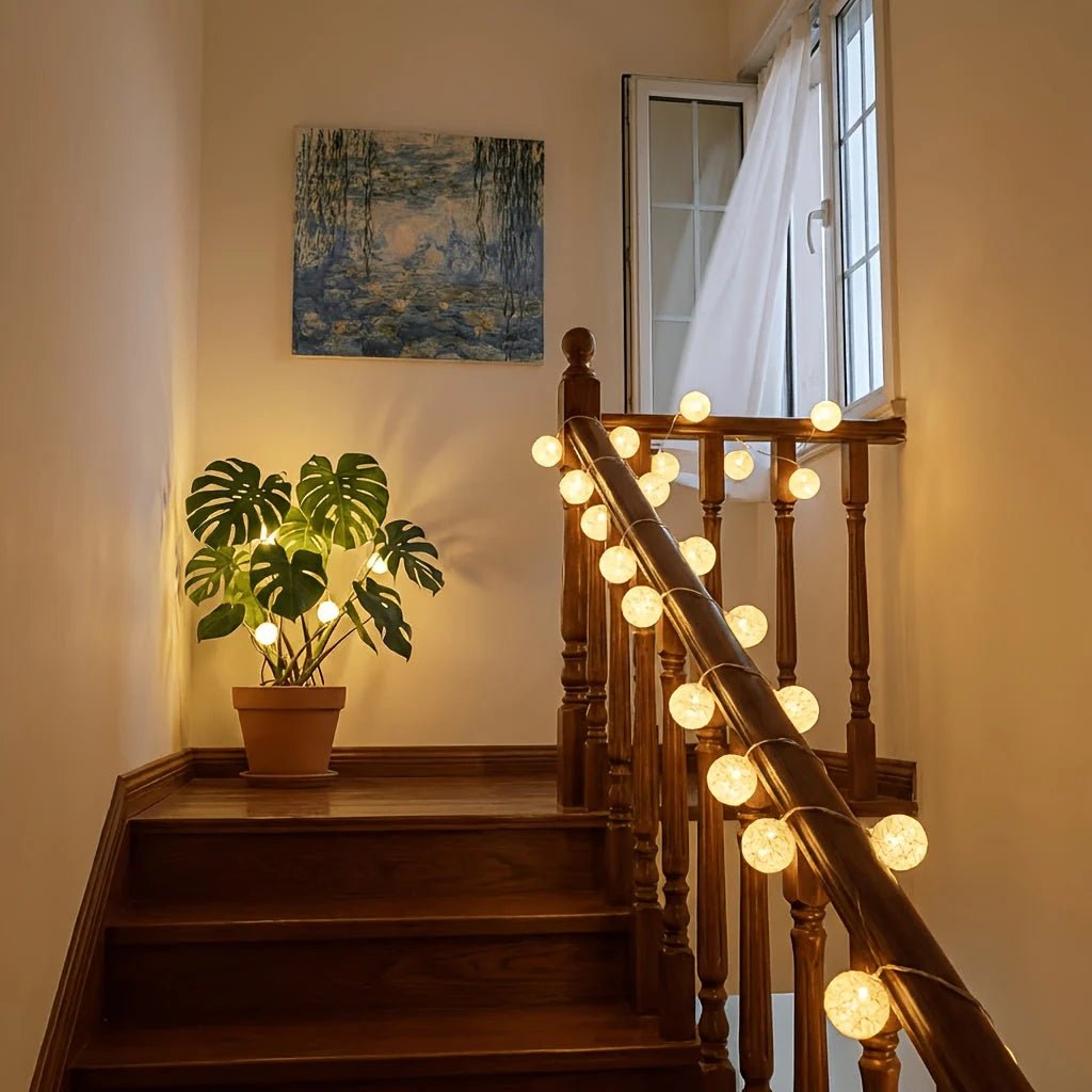 Battery-powered globe string lights featuring 10 LED white plastic spheres, perfect for indoor decoration and party ambiance. 7