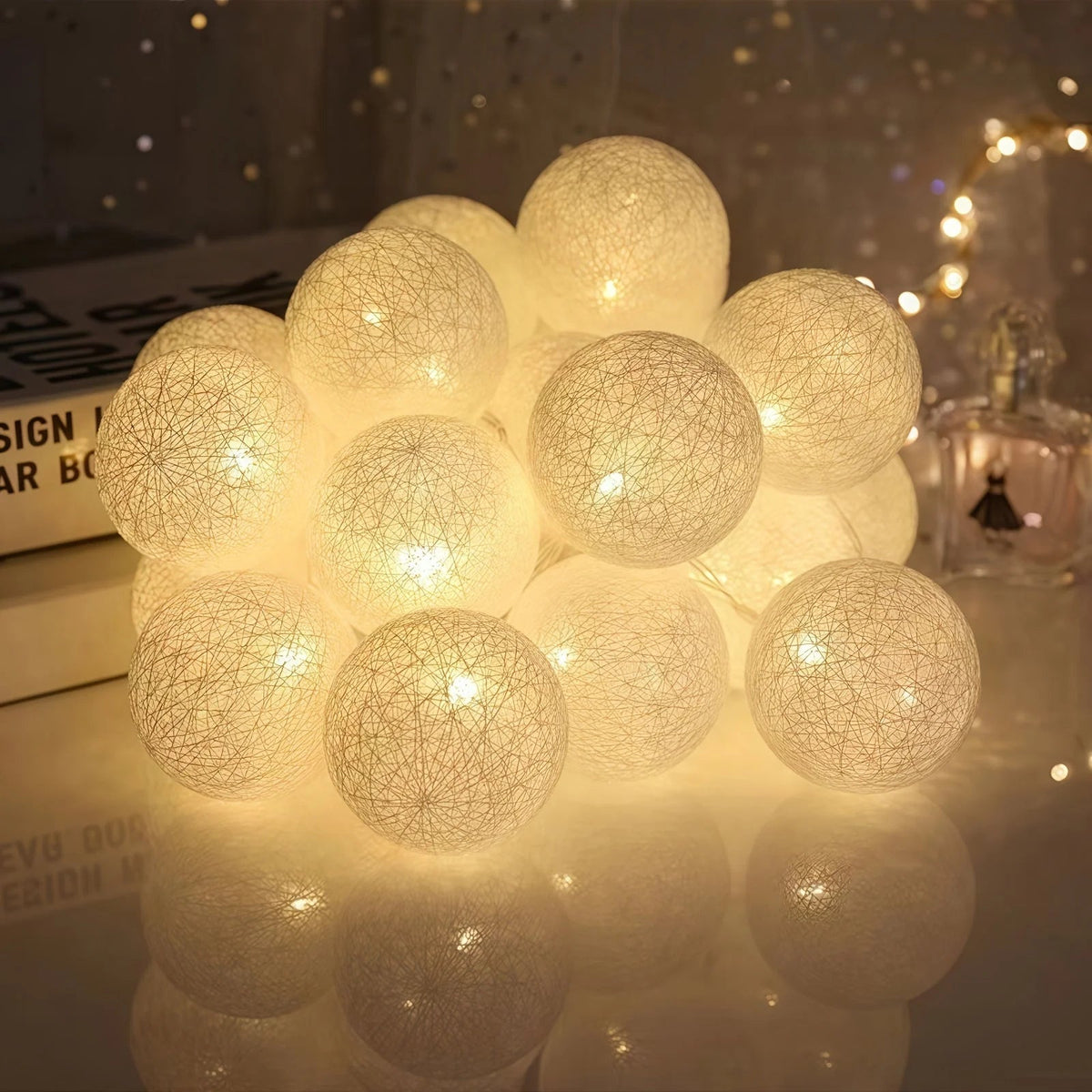 Battery-powered globe string lights featuring 10 LED white plastic spheres, perfect for indoor decoration and party ambiance. 6