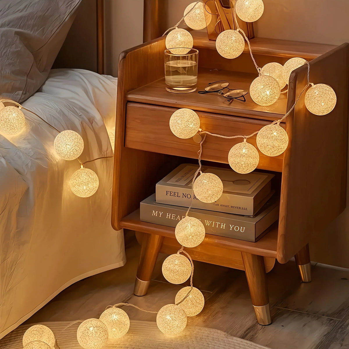 Battery-powered globe string lights featuring 10 LED white plastic spheres, perfect for indoor decoration and party ambiance. 1